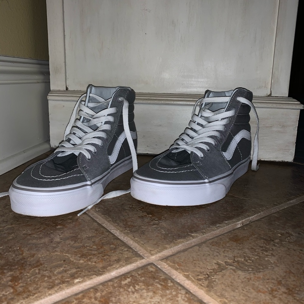 Men’s gray high top vans